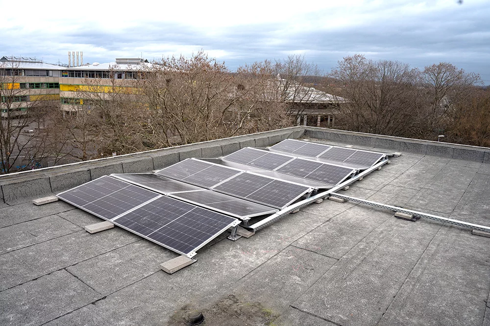 Solarpanele auf einem flachen Dach