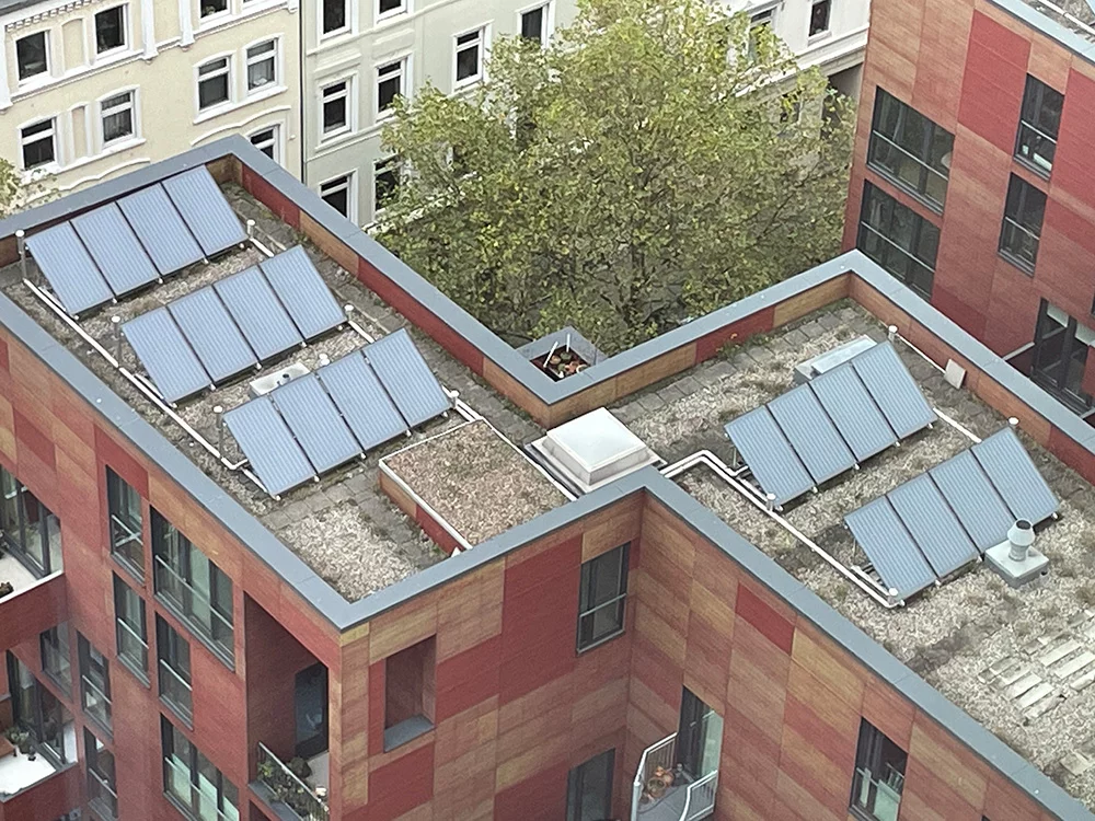 Photovoltaikanlagen auf dem Dach eines Wohnhauses, von oben betrachtet