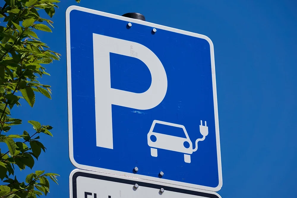 Straßenschild für einen Parkplatz mit Lademöglichkeit für Elektrofahrzeuge