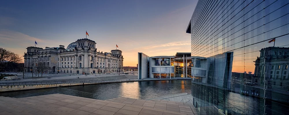 Bundestag in Berlin hinter der Spree