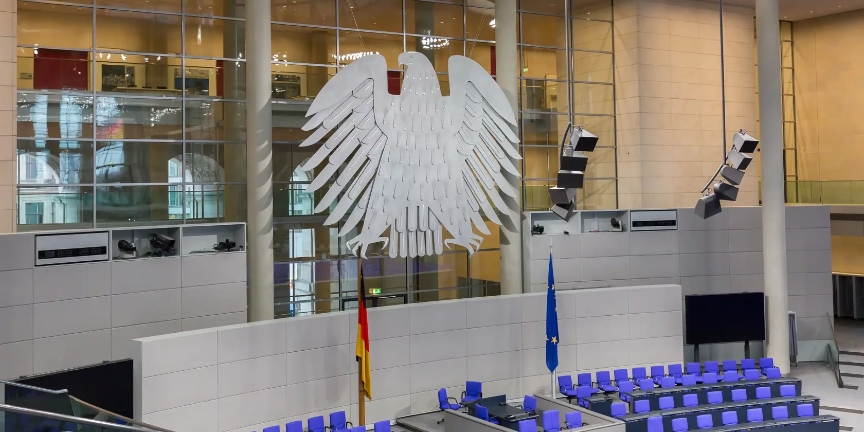 An der Wand hängender Bundesadler im Bundestag