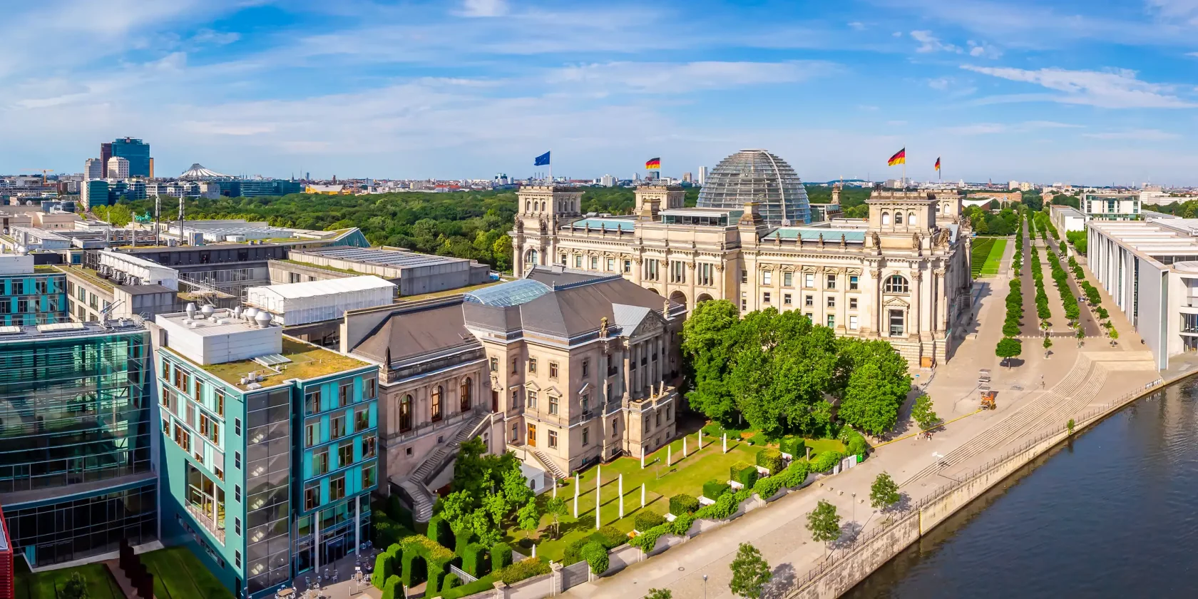 Luftaufnahme des Reichstags am Sommertag, Berlin