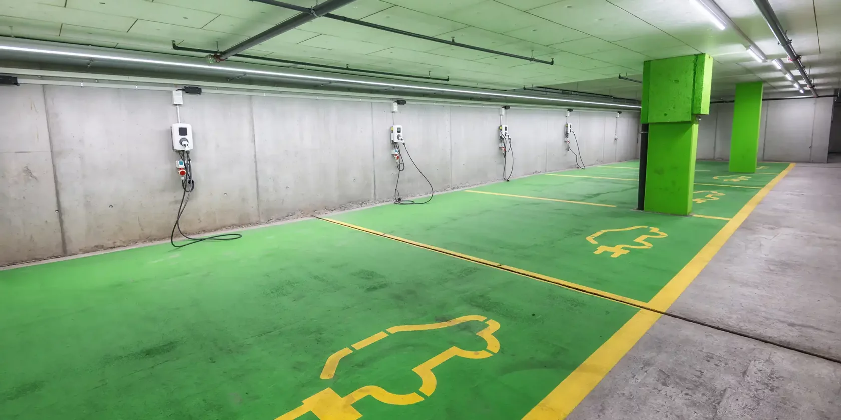 Parkhaus mit Ladestationen für Elektroautos
