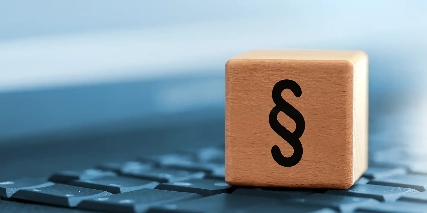 Klotz mit Paragraph auf Tastatur