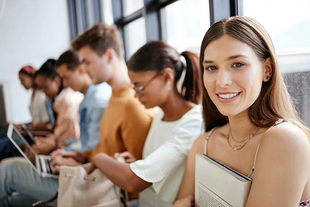 Rekrutierung, Wartezimmer und Studentenportrait bei Praktikumsmöglichkeit, HR-Interview oder Karrierebewerbung an der Universität, Personen für Personaleinstellungsjob