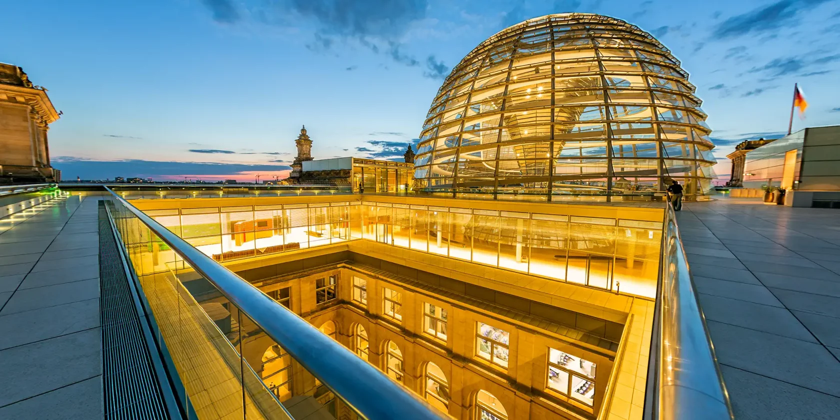beleuchtete Kuppel vom Reichstagsgeböude am Abend