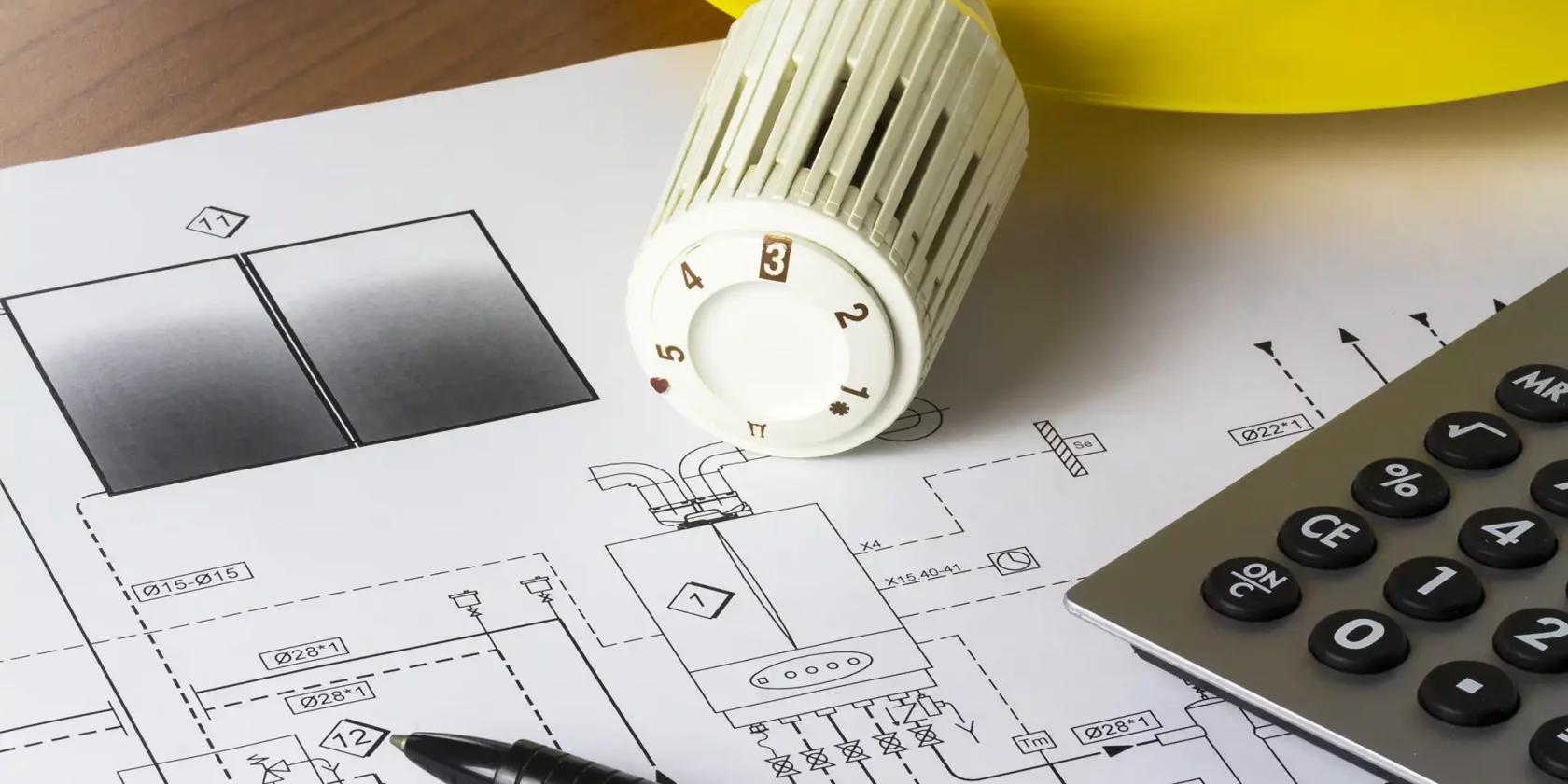 Ein Bürotisch mit Thermostatventil und Hydraulikprojekt