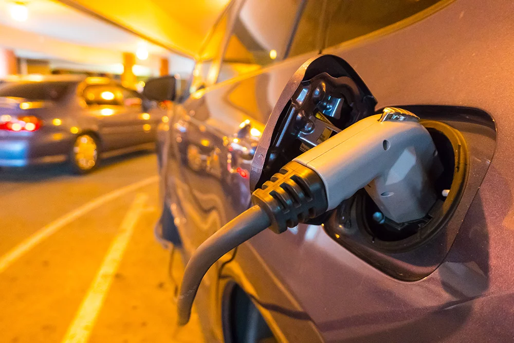Ladekabel einer elektrischen Tanksäule im elektrischen Tank eines E-Autos