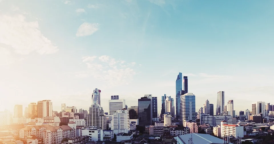 Die Skyline einer Großstadt mit vielen Wolkenkratzern