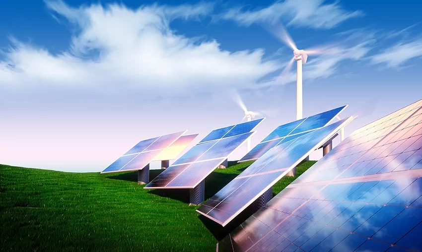 Fotovoltaik mit Windturbinen in frischer Natur - Symbolbild für die Immobilienwirtschaft