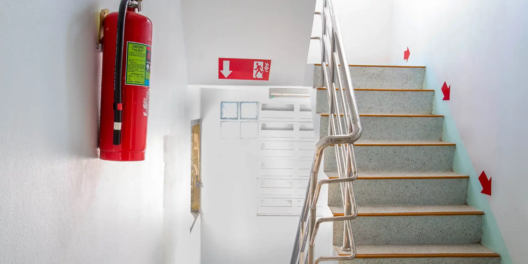 Treppenhaus mit Feuerlöscher