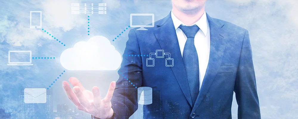 Doppelte Erfahrung eines professionellen Geschäftsmannes, der die vorhandene Cloud-Technologie mit Cloud und Sky in den Bereichen Technologie, Kommunikation und Geschäftskonzept verbindet